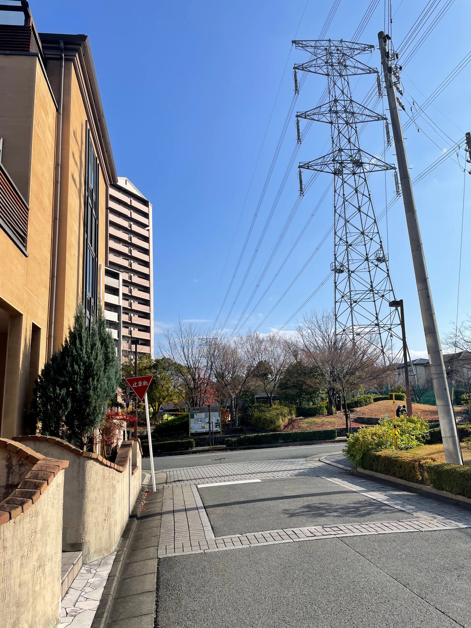 京田辺市内の住宅地と高圧線の位置関係