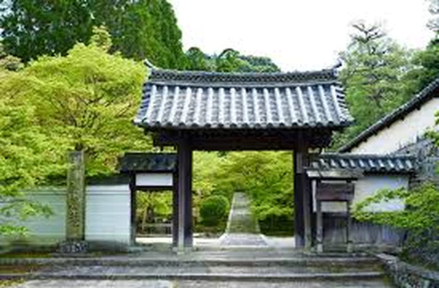 京都府京田辺市にある酬恩庵（一休寺）の山門と境内