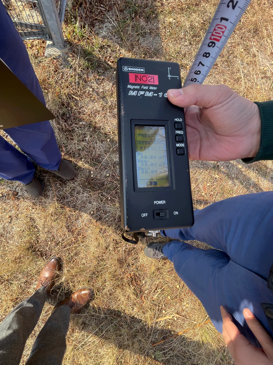 磁界測定器で高圧線付近を測定